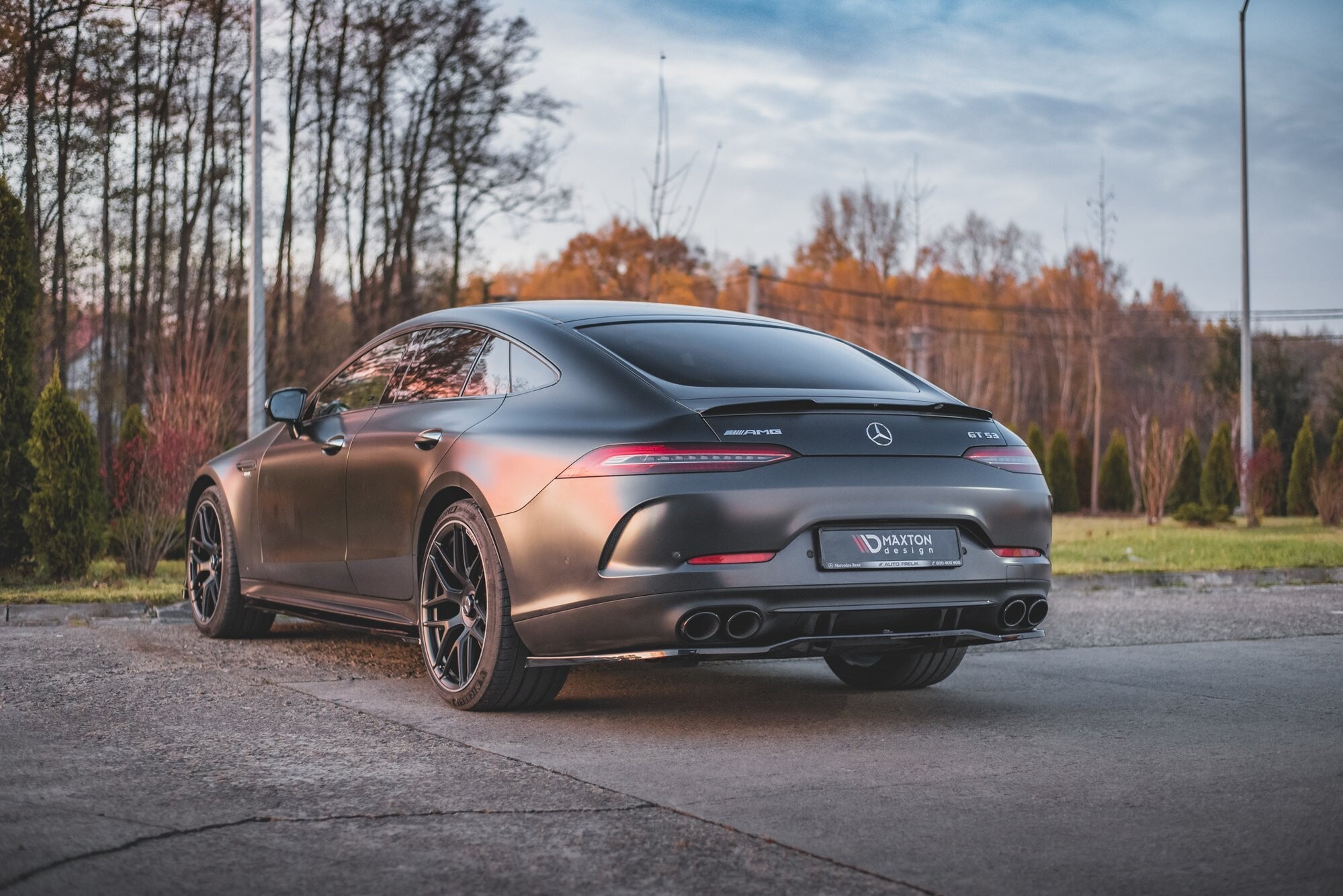 Maxton Design Mittlerer Diffusor Heck Ansatz DTM Look für Mercedes-AMG 53 4 Door Coupe schwarz Hochglanz