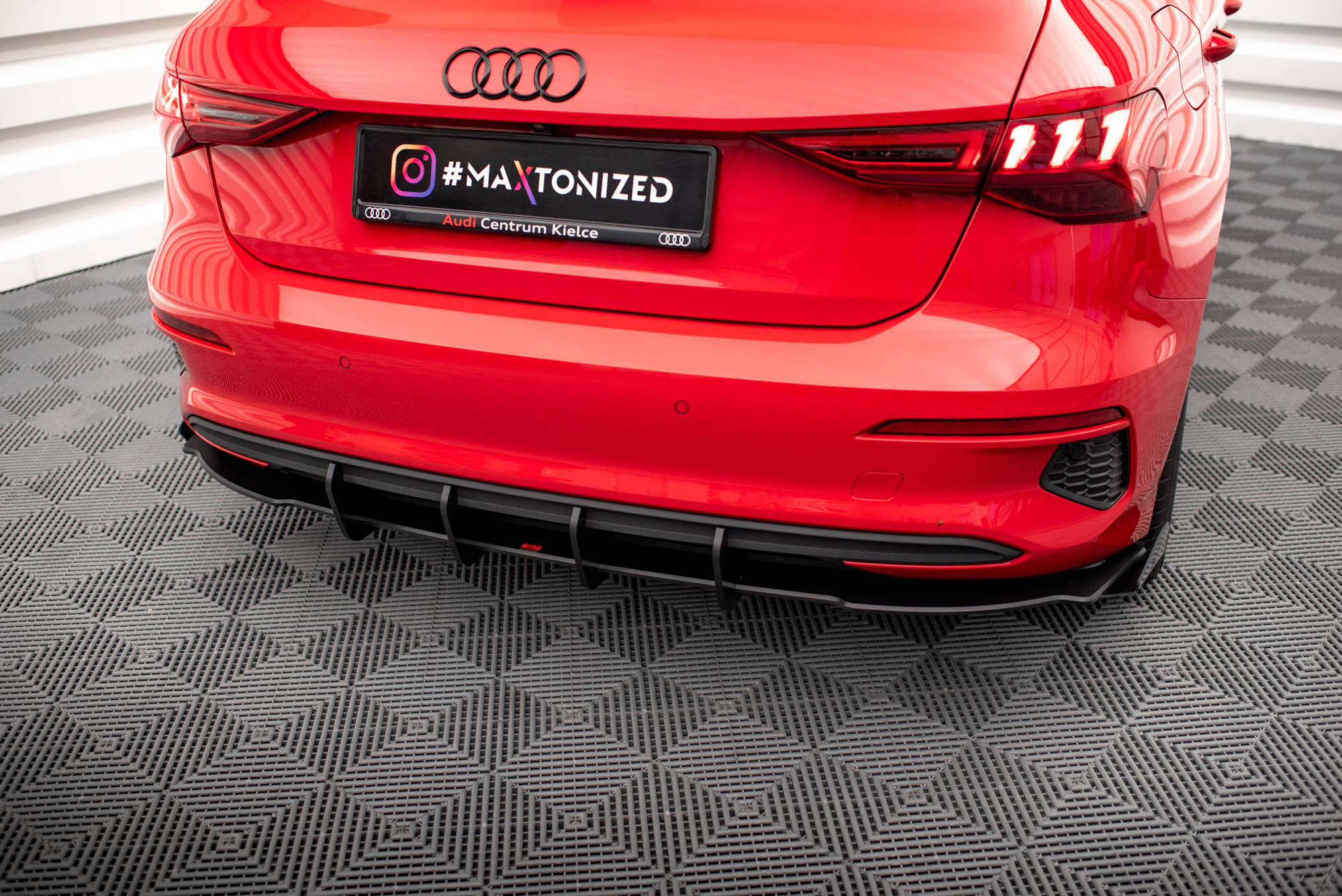 Maxton Design Robuste Racing Diffusor Heck Ansatz +Flaps für Audi A3 Sportback 8Y schwarz Hochglanz