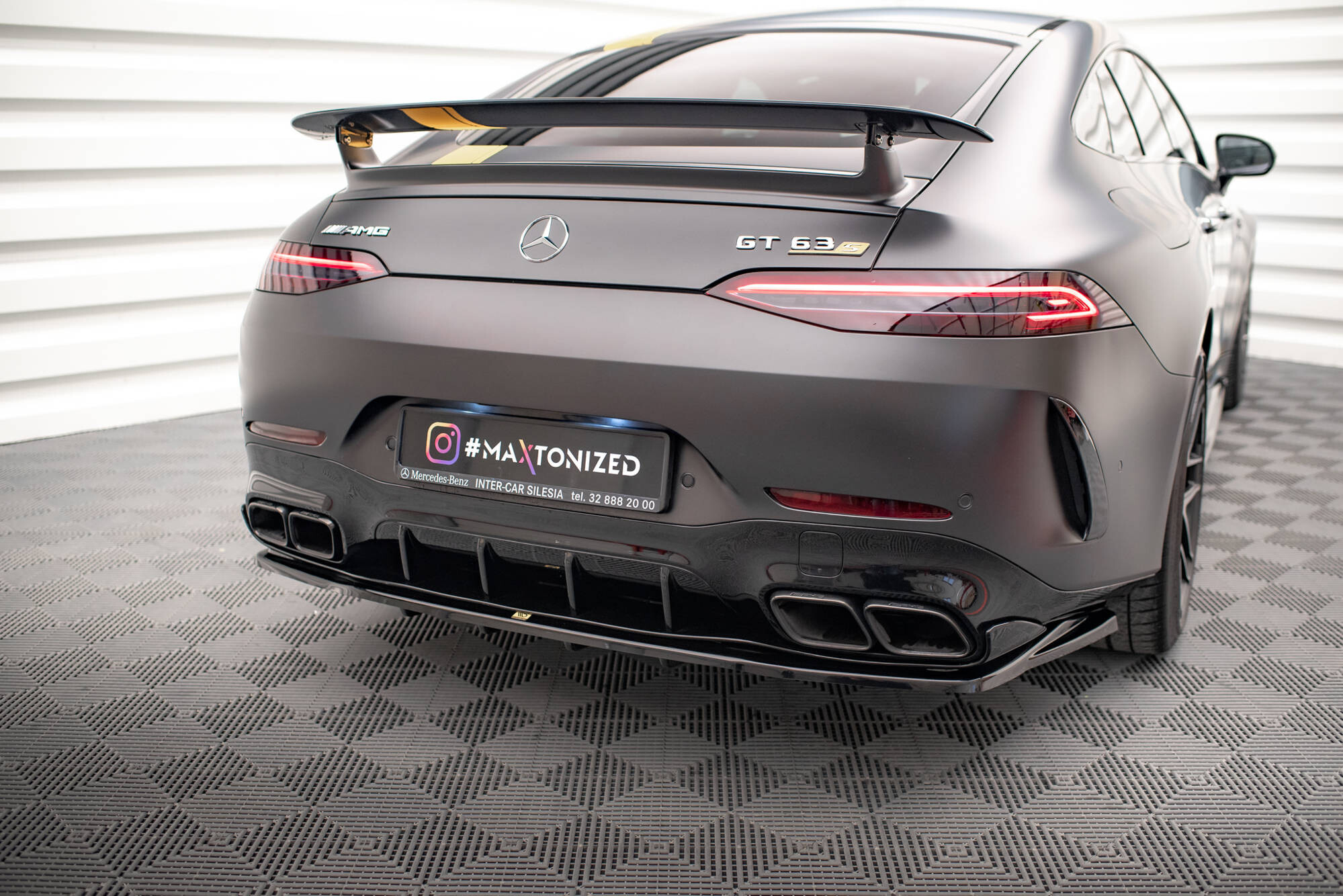 Maxton Design Mittlerer Diffusor Heck Ansatz DTM Look für Mercedes-AMG GT 63S 4-Door Coupe Aero schwarz Hochglanz